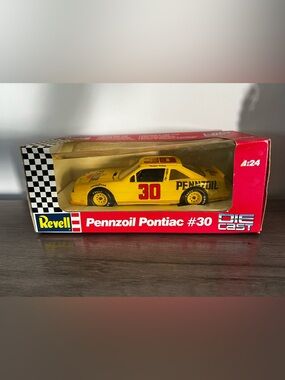 Revell NASCAR #30 Michael Waltrip Yellow Pontiac Die-Cast 1:24 car NEW
